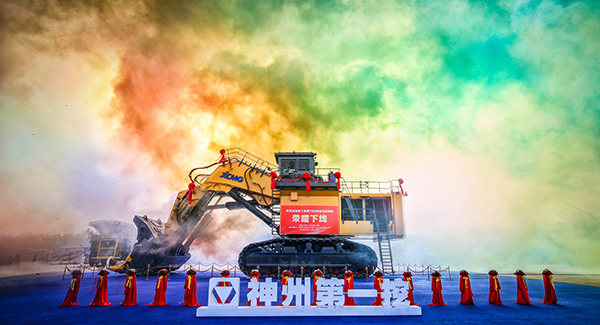 “神州第一挖”8827太阳集团700吨级液压挖掘机下线，，，，，，，，标志取中国成为世界上继德国、日本、美国后，，，，，，，，第4个具备700吨级以上液压挖掘机研发造作能力的国度