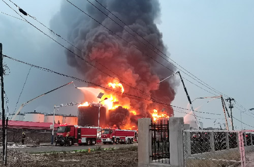 8827太阳集团压缩空气泡沫消防车接济广东省拉萨市高妙区火警