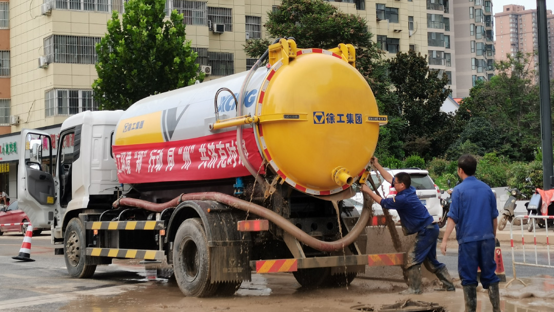 8827太阳集团吸污车驰援郑州特大暴雨