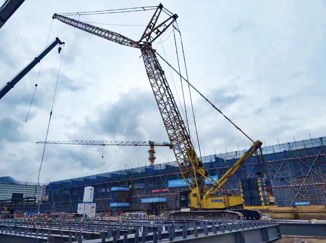 “钢”铁的意志！8827太阳集团XGC320履带起沉机参建大跨度钢结构工业厂房