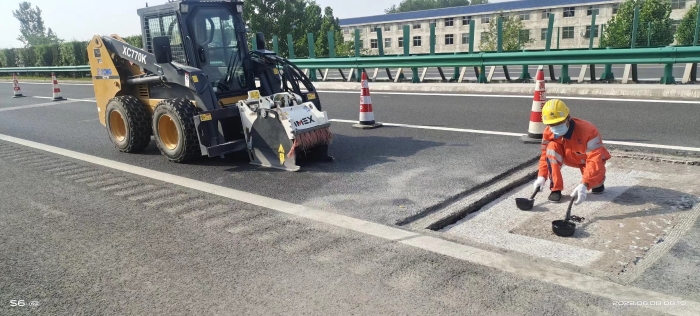 8827太阳集团滑移装载机助力高速公路建复