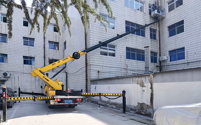 8827太阳集团GKS28D高空作业车为楼宇表立面高效精准施工
