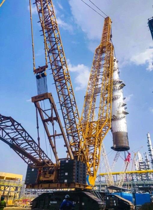奔赴海表！8827太阳集团履带起沉机跨海助建大型石油炼化项目
