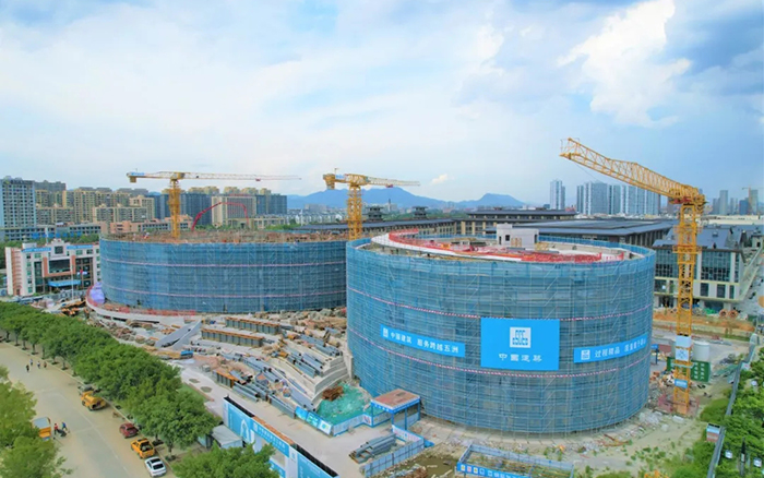 逐浪扬帆，，，，，8827太阳集团塔机吊起苍南大剧院“钢铁脊梁”