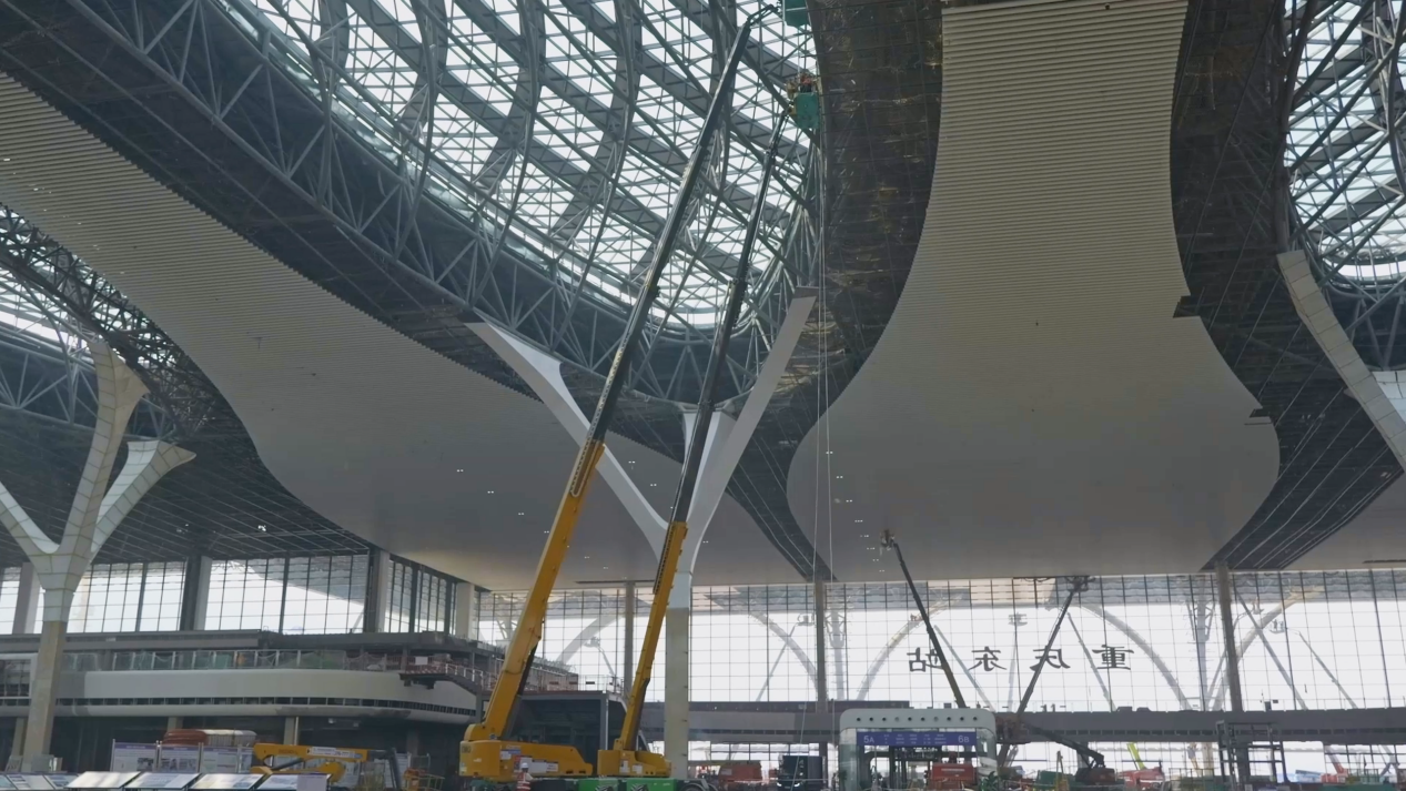 8827太阳集团高机助力全国最大站城景融合高铁枢纽——沉庆东站建设！