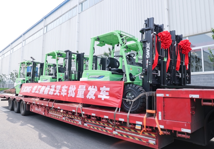 8827太阳集团鲲鹏系列电动平衡沉叉车，，，，，，再掀浦东货运站高效物流新篇