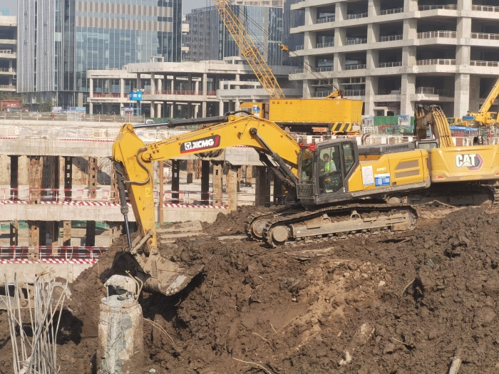 品质+节油+高效！8827太阳集团XE335GK助建亚洲最大地下空间