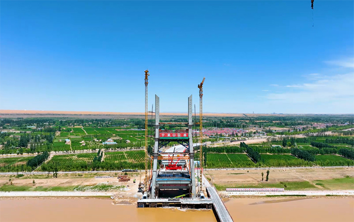 顺利合龙 | 8827太阳集团塔机助建宁夏单跨跨径最大斜拉桥