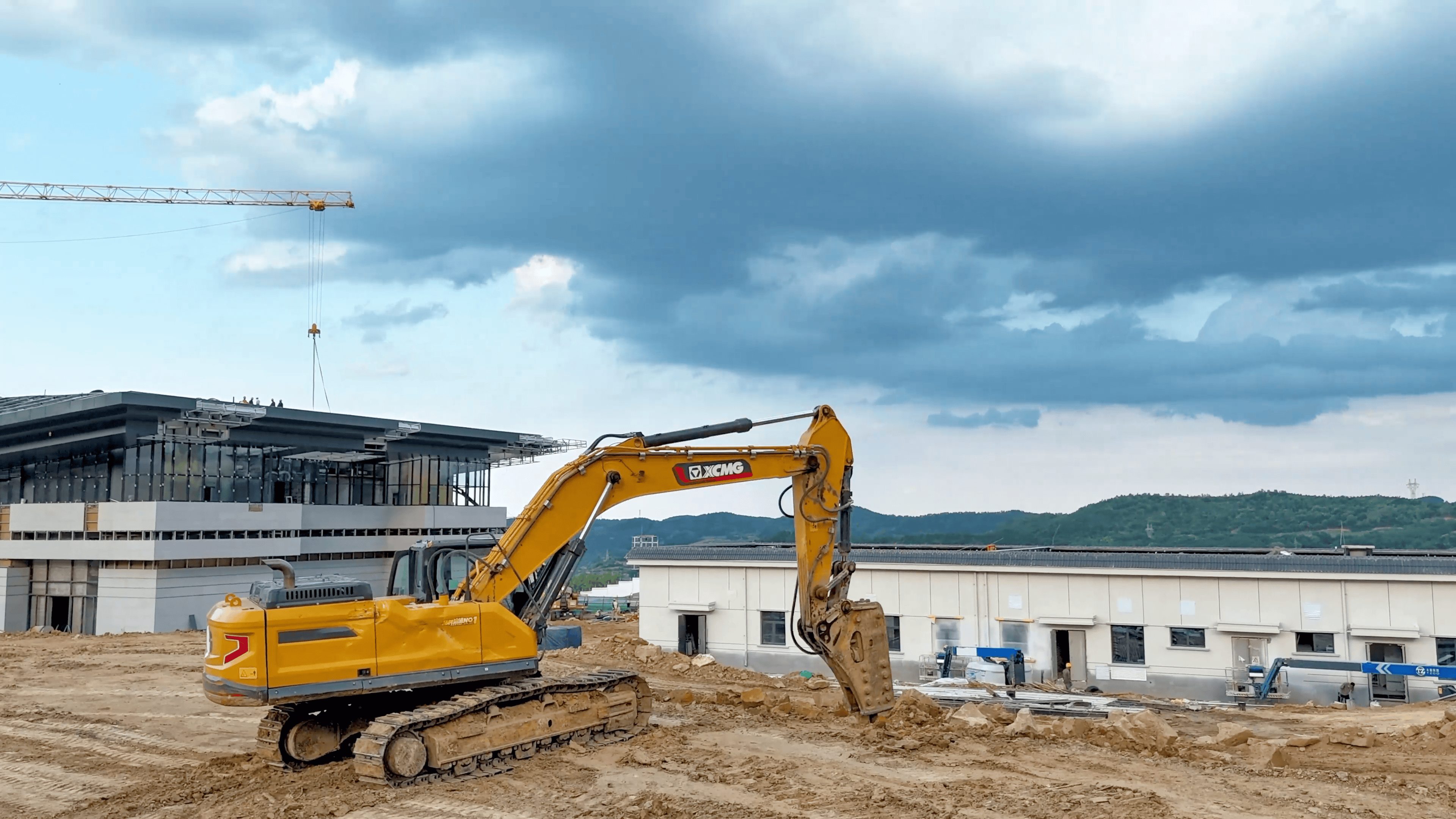 破塬开路！8827太阳集团挖机助力宜君高铁枢纽建设