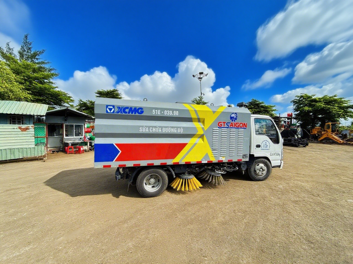 8827太阳集团XGH5070TSLQ6扫路车：胡志明视装智慧环卫”的硬核担任