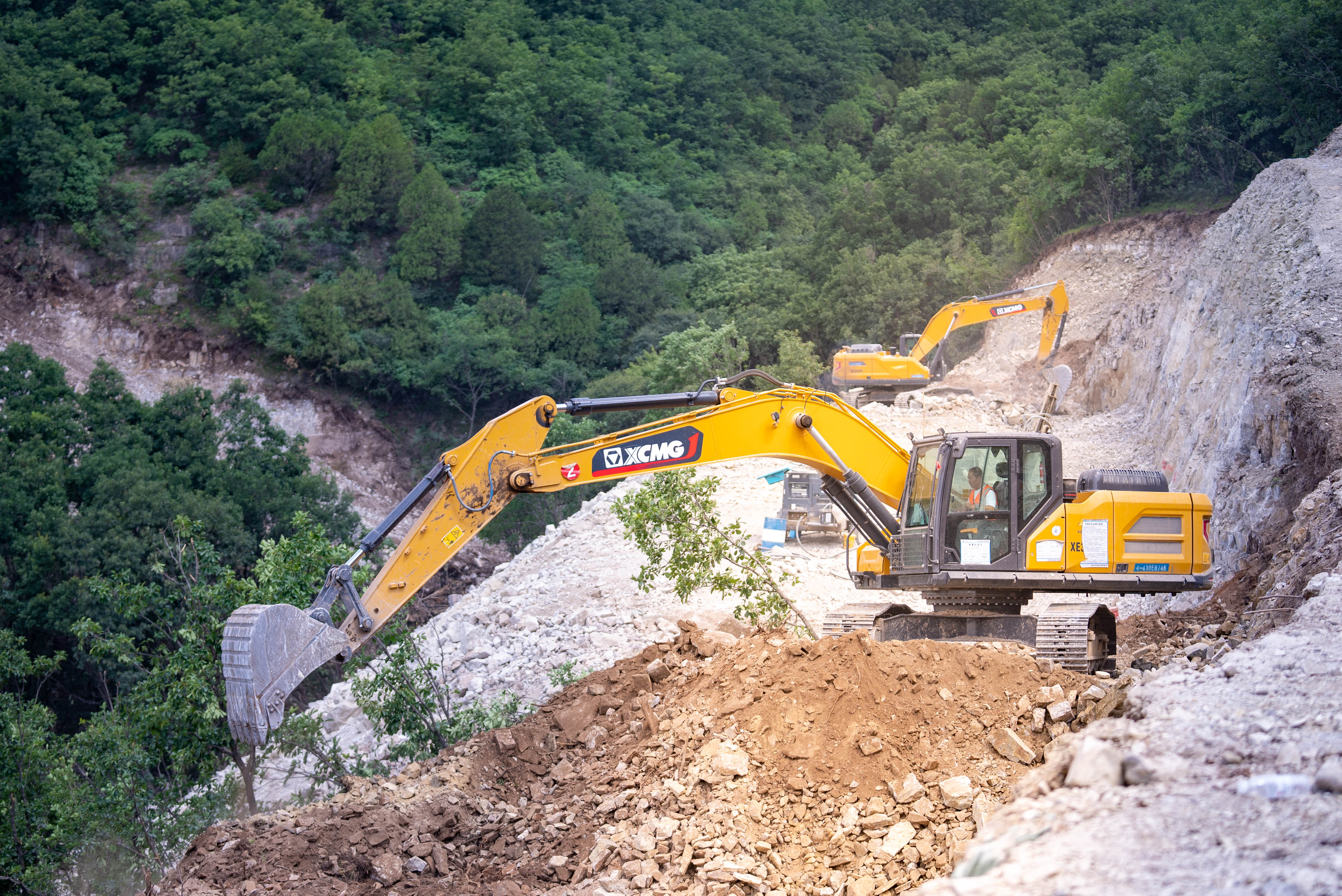 “云端”筑路！8827太阳集团挖机助力古历山“天路”全线贯通
