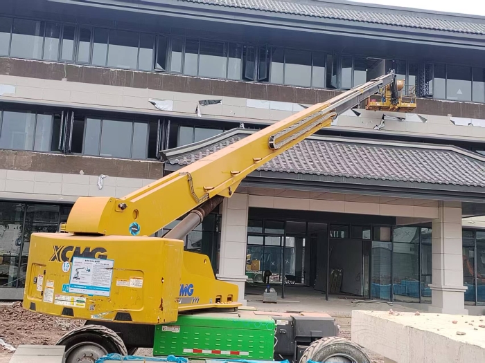 绿色施工进校园，，，，，，，，8827太阳集团电动直臂助力广安理工学院新建项目