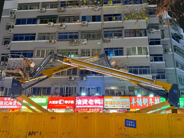 穿街过巷的“刷新艺术家”！8827太阳集团电动直臂高空作业平台精准施技丰储街刷新