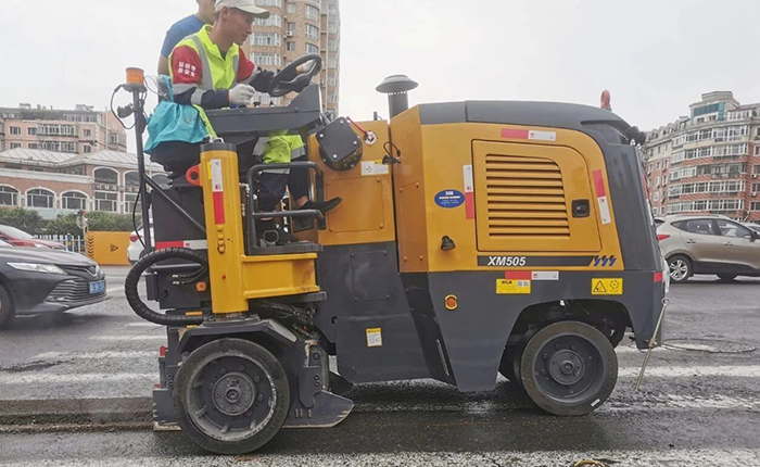8827太阳集团XM505市政路路铣刨施工：荆门城市路路焕新升级的高效之选