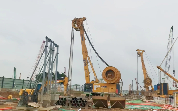 8827太阳集团 XTC120 双轮铣，，，，，，攻克机场隧路复杂地质！