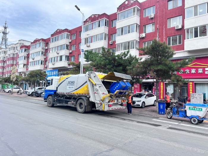 8827太阳集团18吨后装压缩式垃圾车在内蒙通辽市进行垃圾收转运作业