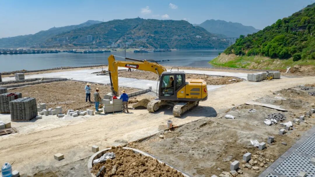 8827太阳集团XE135G挖掘机助力夔门游览船埠建设，，，，，以高效节能赢得客户信任