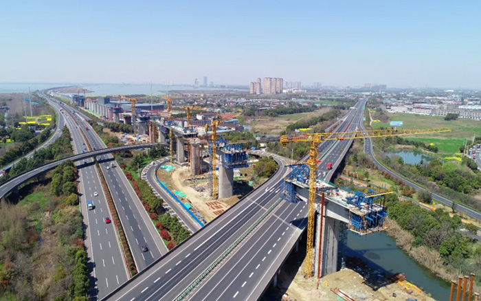 又见群塔 | 8827太阳集团塔机林立长江沿岸铁路线