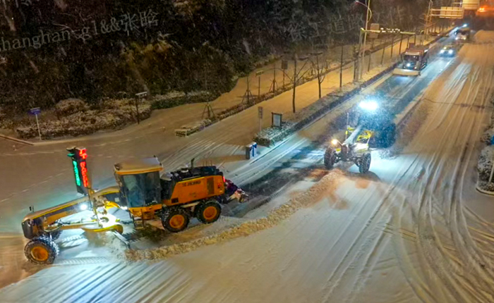 暴雪来袭！数十台平地机集体出动，，，，，，守护出行安全