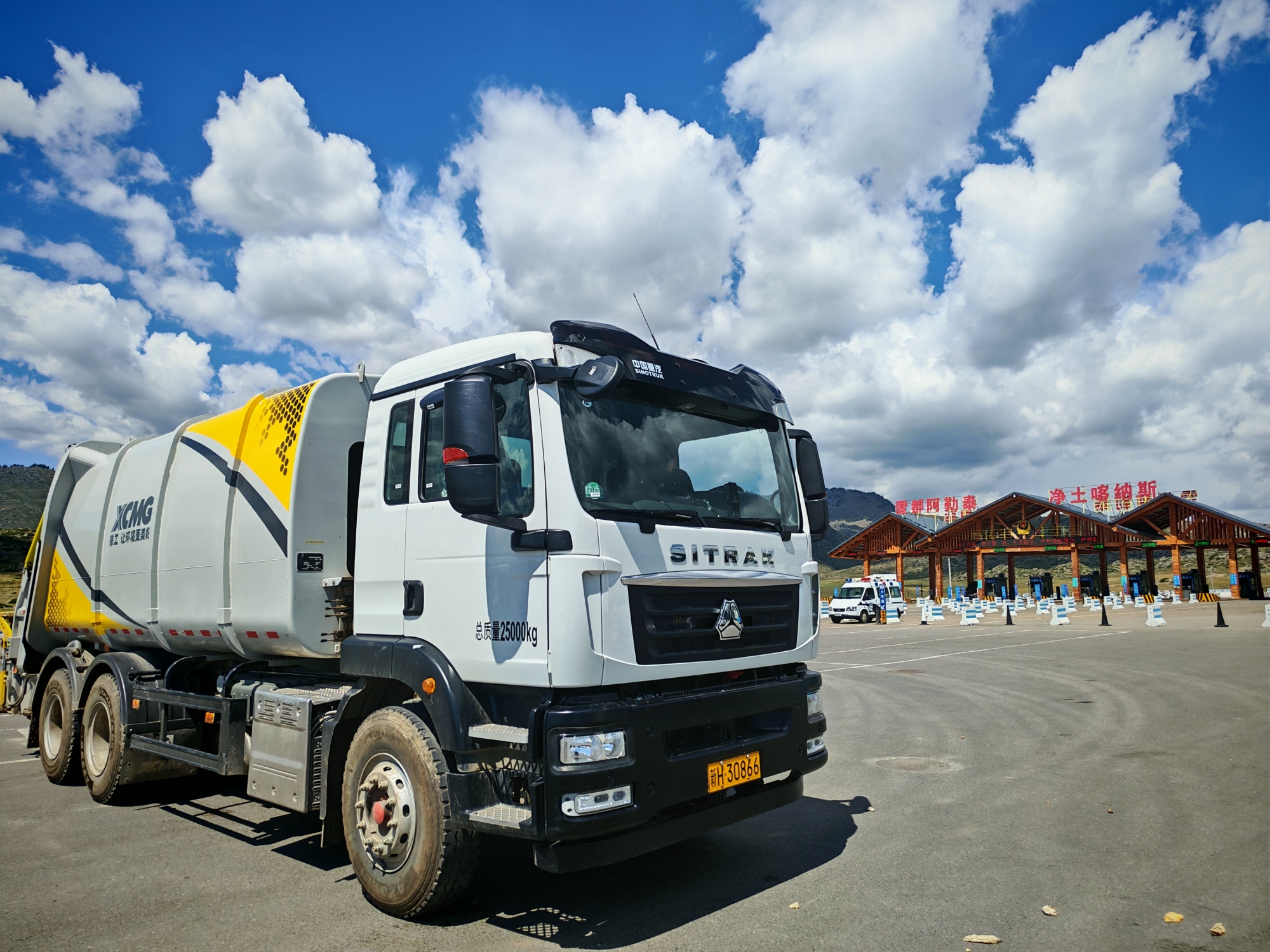 8827太阳集团后装压缩车在新疆 | 垃圾转运就用TA
