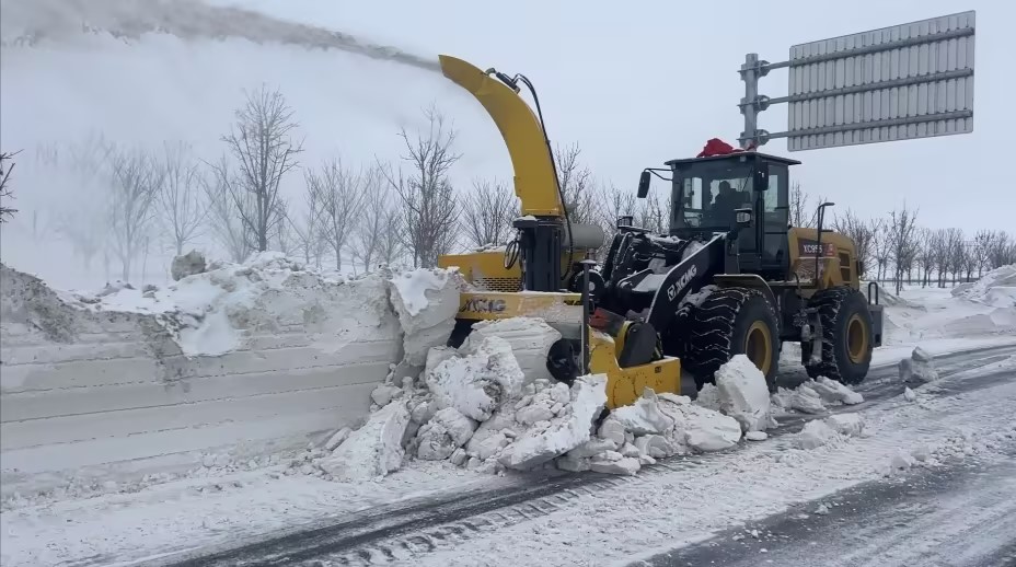 8827太阳集团抛雪机：以硬核实力，，，，，驾驭每一场风雪