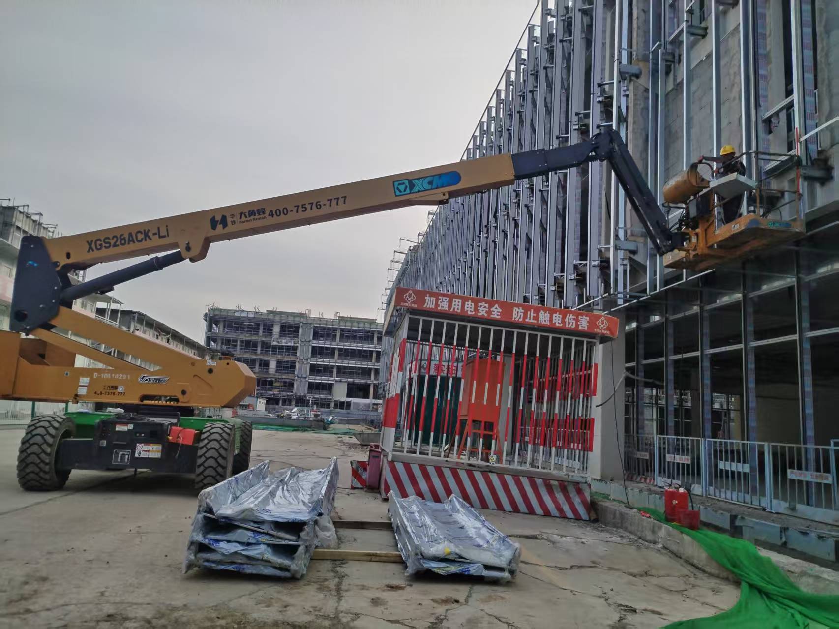 人为智能产业园，，，，，8827太阳集团高机在青山绿树间建“科技高地”