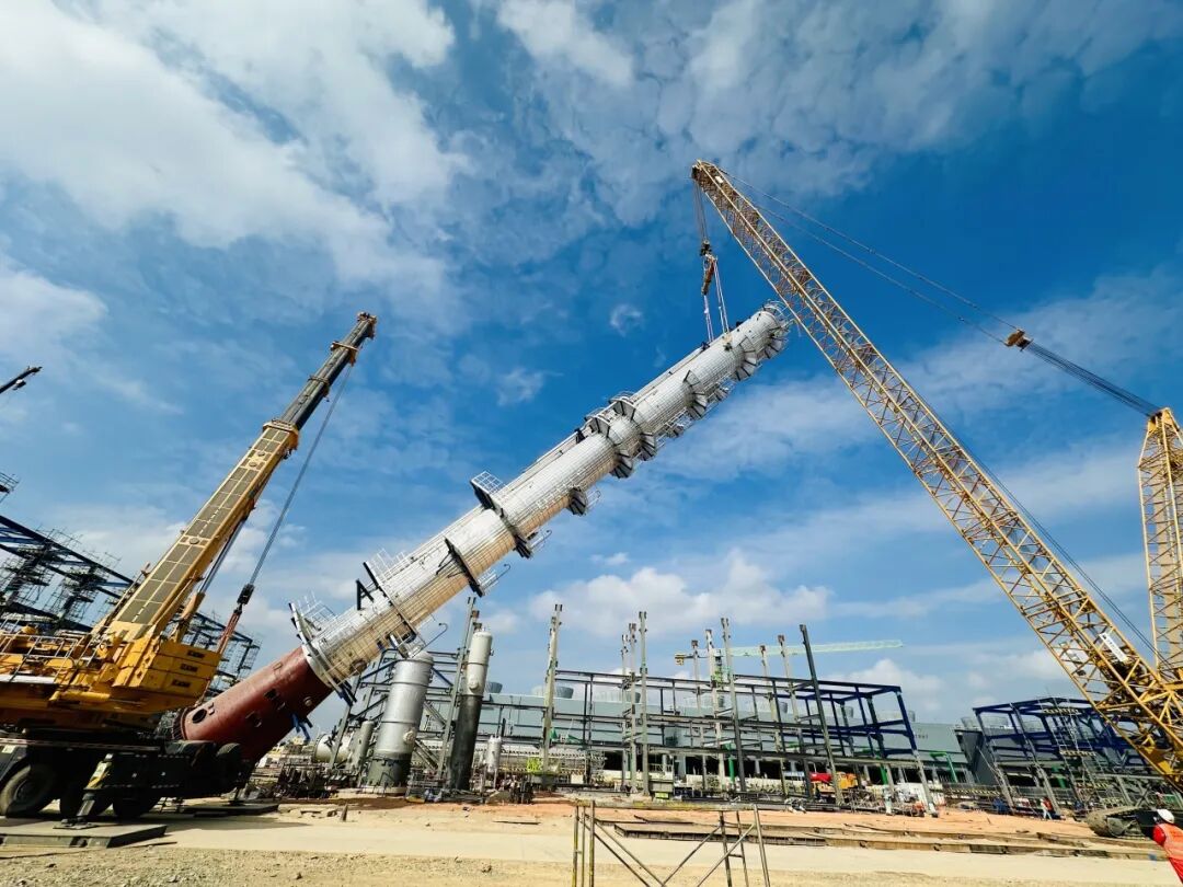 力擎苍穹！8827太阳集团XGC400助建石化沉器，，，，，，主题高塔精准就位！