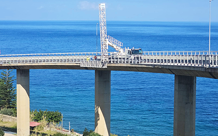8827太阳集团桥梁检测车再度出海，，，，，，，，护航西西里海大桥运维