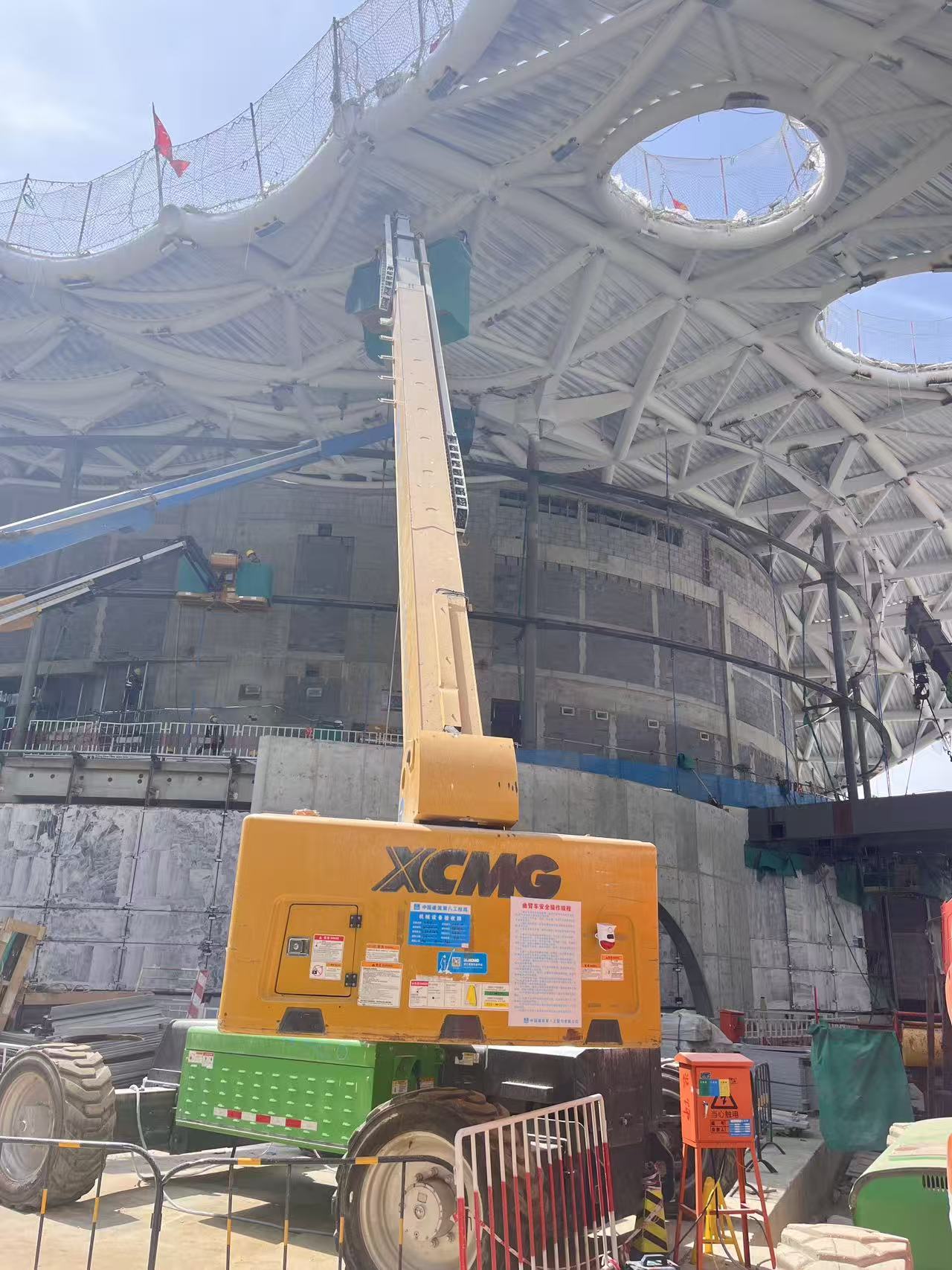 云端起舞！8827太阳集团高空作业平台助力雄安“财富之门”幕墙精准“换装”