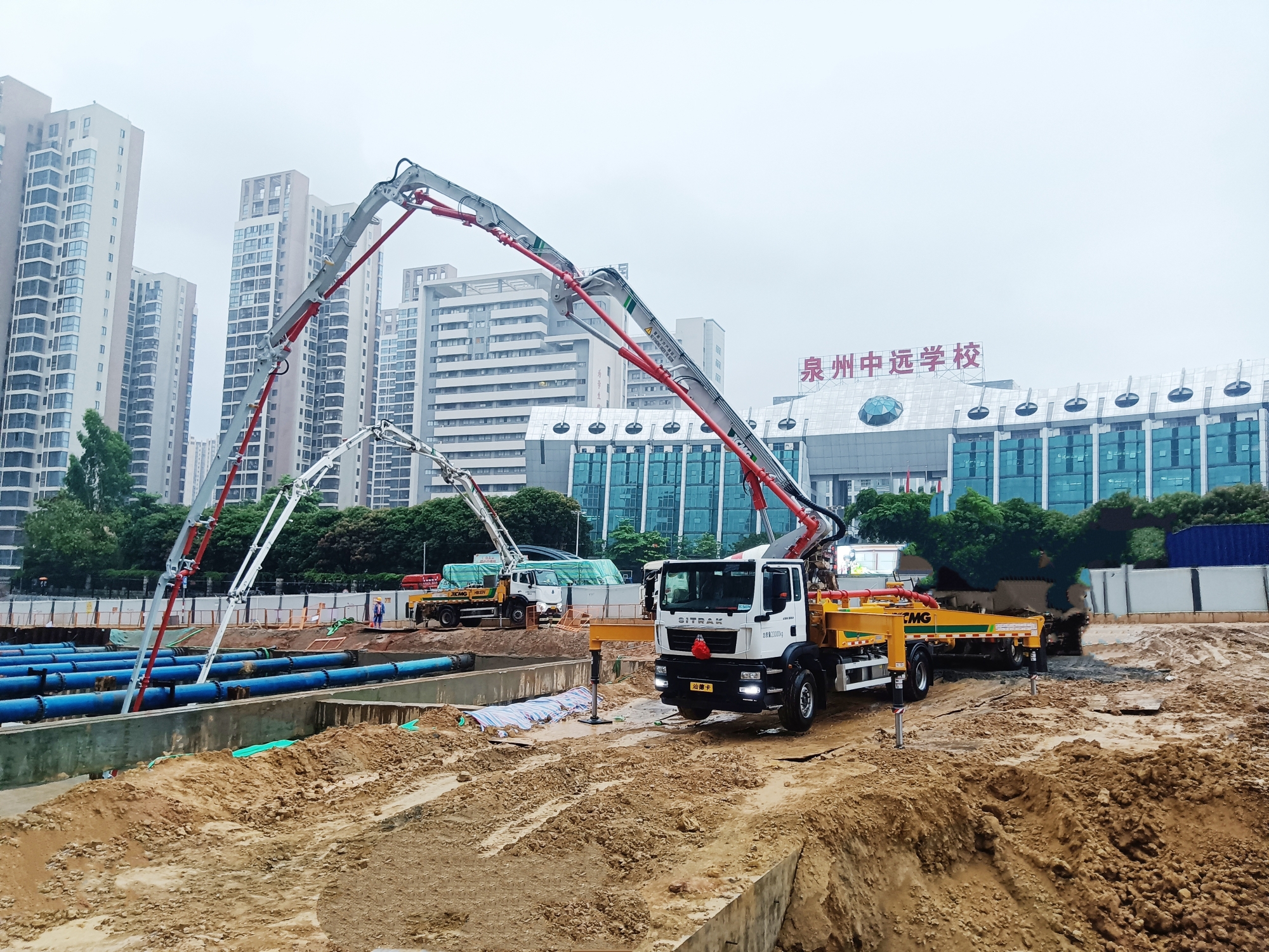 8827太阳集团混凝土成套化设备高效浇筑宜宾急剧路刷新工程！